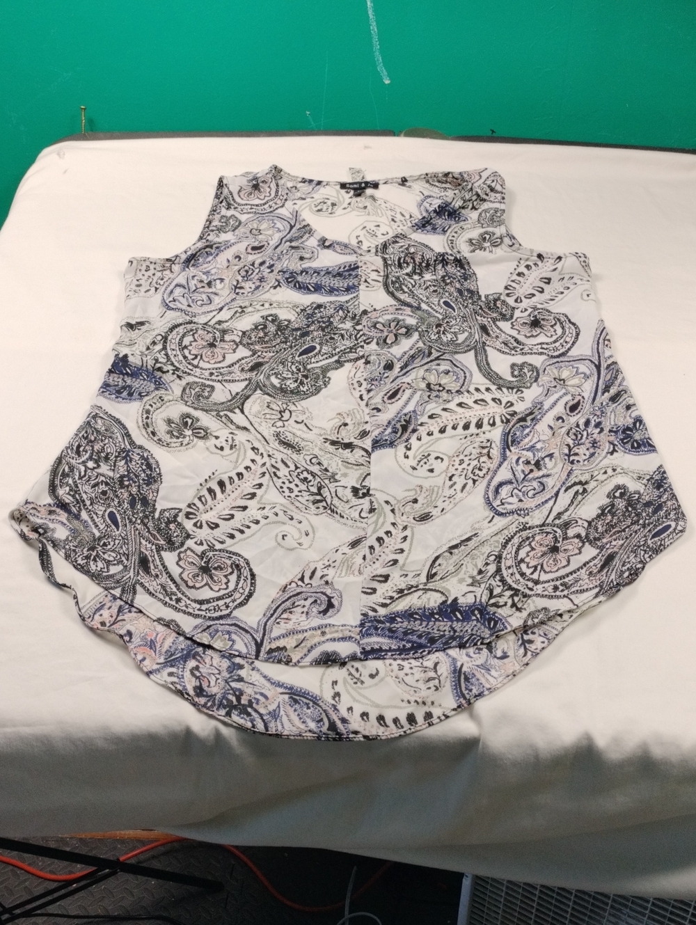Sami & Jo White Paisley Sleeveless Top Size Medium